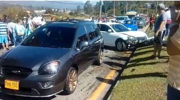 Accidente en la Autopista Medellín Bogotá. FOTO: Captura de video