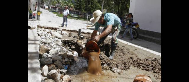 Los tubos rotos de Argelia tienen los días contados | Los daños en la tubería son frecuentes bajo las calles de Argelia. Las reparaciones implican suspensión en la prestación del servicio y disminución de la presión para los usuarios. FOTO DONALDO ZULUAGA
