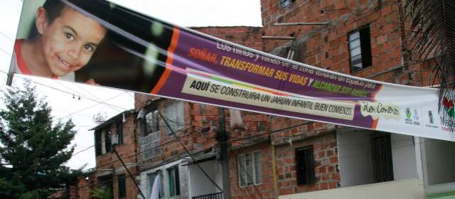 En El Barrio Pablo Escobar Negocian Casas Sin Titulo Para Jardin Infantil Buen Comienzo