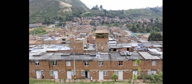 En Altavista, transporte a medias y balaceras | Desde el morro en la parte superior, en el sector de Altavista, se hostigó en la noche a la comunidad del barrio Nuevo Amanecer. Este sector estaba ayer sin transporte. FOTO JUAN FERNANDO CANO
