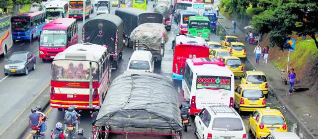 76 millones de horas-pasajero cada año se pierden por los tacos en el Valle de Aburrá | Los viajes aumentan con el paso del tiempo en el Valle de Aburrá. En 2012 eran 5,7 millones de viajes al día y el cálculo es que para 2030 serán 8,6 millones al día. FOTO MANUEL SALDARRIAGA