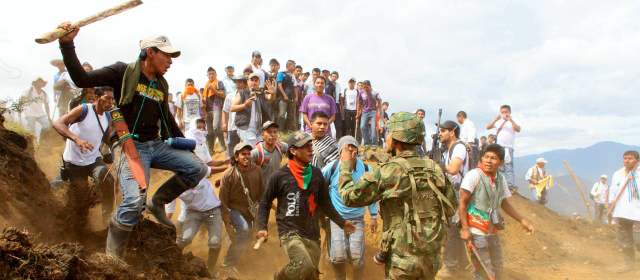 Guardia indígena desafía al Estado en Toribío | Con palos y machetes cerca de mil indígenas desalojaron a la fuerza a un centenar de soldados de la base que el Ejército tenía en el cerro Las Torres, en Toribío. Allí custodiaban antenas. FOTO AP