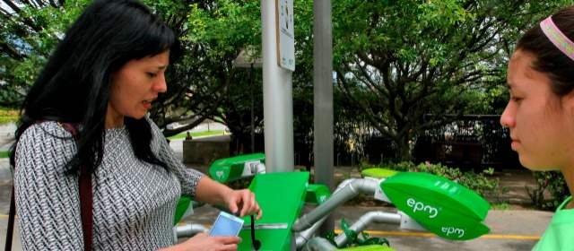 Cargue su celular en 10 minutos y gratis en los girasoles de EPM | A Lizbeth Zafra, residente en Estados Unidos, le pareció un sistema innovador que refleja la Medellín de hoy. EPM presenta el servicio como alternativa limpia con el medio ambiente FOTO JUAN ANTONIO SÁNCHEZ
