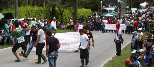 Relativa normalidad en arranque del paro en el Aburrá | Con un partido de fútbol los mineros del Nordeste detuvieron el paso este medio día. Foto: Esteban Vanegas