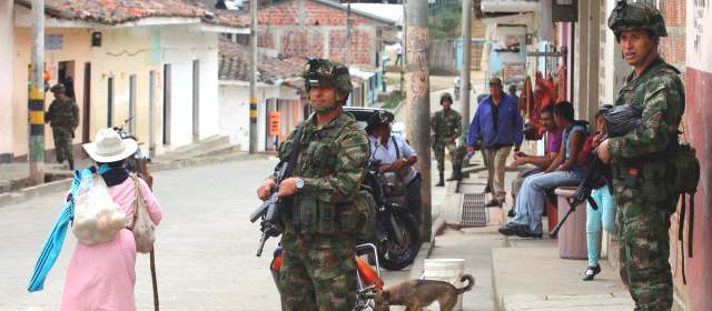 CRIC engaña indígenas: Ana Secué | Mientras La Guardia Indígena insiste en expulsar al Ejército y a la Policía, los uniformados custodian las calles de Toribío ante los constantes hostigamientos de las Farc. FOTO MANUEL SALDARRIAGA