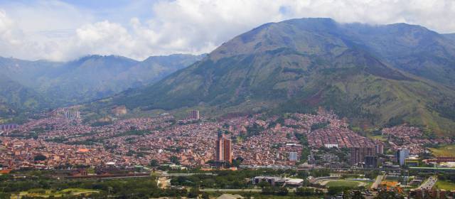 El cerro Quitasol da sombra al área urbana de Bello. Foto de Esteban Vanegas.