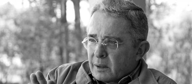 "Santos no ha cambiado ni se ha equivocado. El que se equivocó fui yo, tristemente" | Para el expresidente y senador Uribe el Gobierno permitió 52 capitulaciones con los diálogos de La Habana, que ya llevan dos años. FOTO 13.05.2013: ESTEBAN VANEGAS