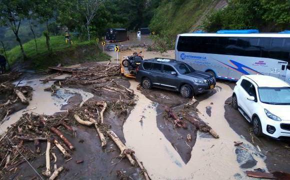 Cierre total en la vía Uramita - Dabeiba. FOTO CORTESÍA GUARDIANES ANTIOQUIA Cierre total en la vía Uramita - Dabeiba. FOTO CORTESÍA GUARDIANES ANTIOQUIA