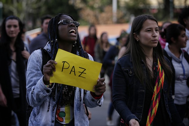 Estudiantes marcharon en Bogotá en contra de los resultados del plebiscito por la paz. FOTO COLPRENSA