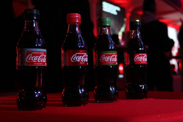 La estrategia implica eliminar los nombres Light y Zero de sus botellas y latas. FOTO Colprensa