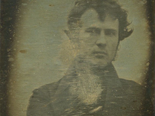 Se cree que el primer selfi de la historia fue tomado hace 175 años por Robert Cornelius.