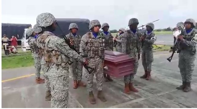 El féretro del cabo primero Luis Alfredo Oquendo fue trasladado desde Tumaco (Nariño) hasta Mutatá. FOTO: Captura de video