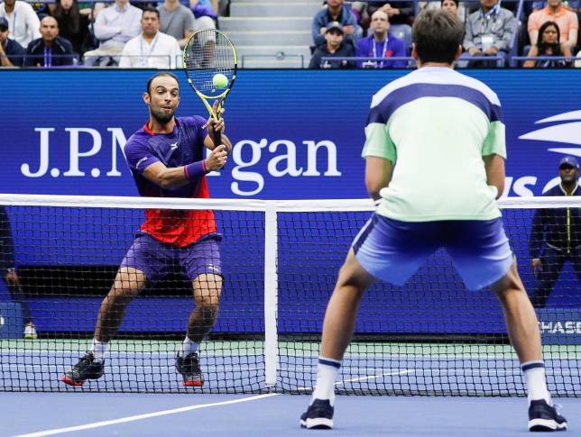 Cabal frente a Horacio Zeballos durante la final este viernes. FOTO EFE | AFP