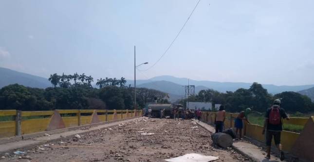 Venezolanos despedazan un camión en el puente Simón Bolívar y dicen que lo venderán como chatarra para comprar comida. FOTO ROSALINDA HERNÁNDEZ C. - Enviada especial