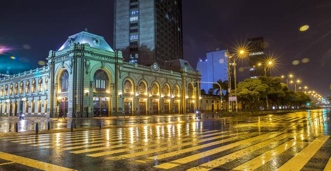 Panorámica nocturna del Centro de Medellín durante una de las cuarentenas. FOTO ANDRÉS CAMILO SUÁREZ