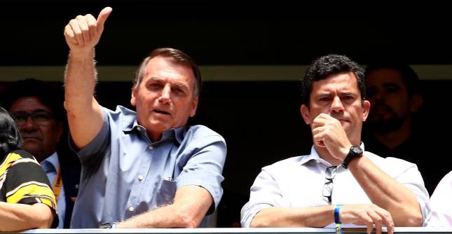 Presidente de Brasil Jair Bolsonaro en compañía de su exministro de Justicia y Sergio Moro, quien renunció ayer viernes. FOTO Getty