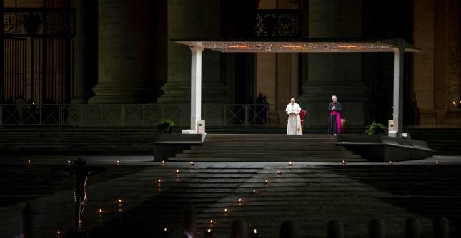 El Sumo Pontífice hizo el Viacrucis en una lúgubre y vacía plaza de San Pedro, no en el Coliseo Romano como es costumbre. FOTO efe