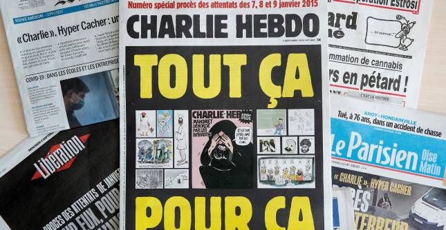 “Todo eso, por esto”, publicó Charlie Hebdo en su portada de ayer, en un llamado a que ninguna crítica cueste la vida. FOTO EFE