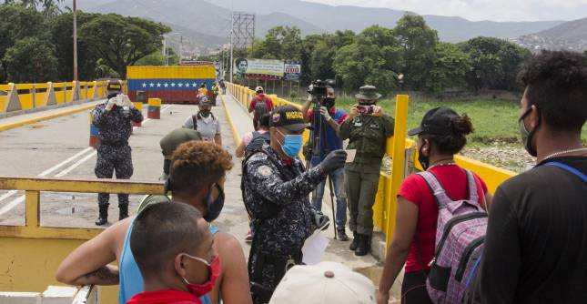 Este es el paso habiltiado en el Puente Internacional Simón Bolívar, en el que ayer Venezuela permitió la entrada de 200 personas. Sirve de corredor humanitario en medio de la pandemia. FOTO La Opinión