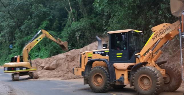 El atraco se presentó en la madrugada del sábado en la autopista Medellín - Bogotá; en el tramo Santuario - Caño Alegre. En la zona hay un derrumbe hace una semana. FOTO cortesía invías