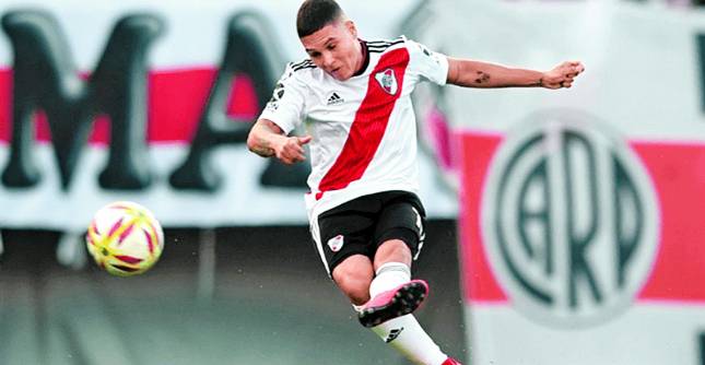 Los hinchas de River Plate siempre expresaron su deseo para que Juan Fernando Quintero se quedara en el club. El jugador se ganó el cariño de la afición argentina. FOTO efe