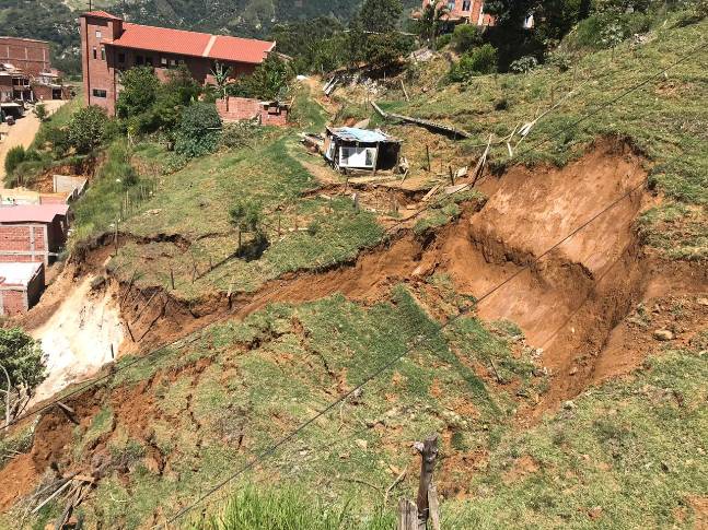 Seis viviendas evacuadas por fallas en el terreno y unas 30 personas autoalbergadas en casas de familias y amigos. FOTO: Julio Cesar Herrera.