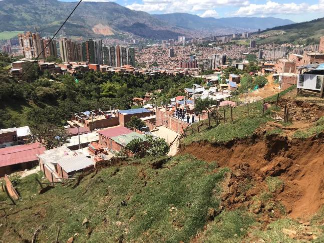 Seis viviendas evacuadas por fallas en el terreno y unas 30 personas autoalbergadas en casas de familias y amigos. FOTO: Julio Cesar Herrera.