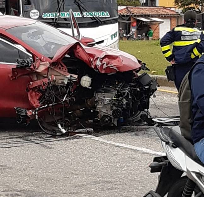 Aparatoso accidente en la glorieta del aeropuerto de Rionegro - El Colombiano