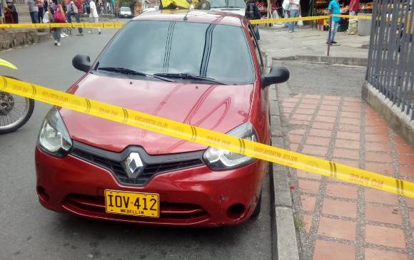 En este automóvil, inmovilizado por la PolicÃa en el barrio El Socorro de MedellÃn, iban los sospechosos de matar a dos personas en La Pradera. FOTO: cortesÃa de Guardianes Antioquia.