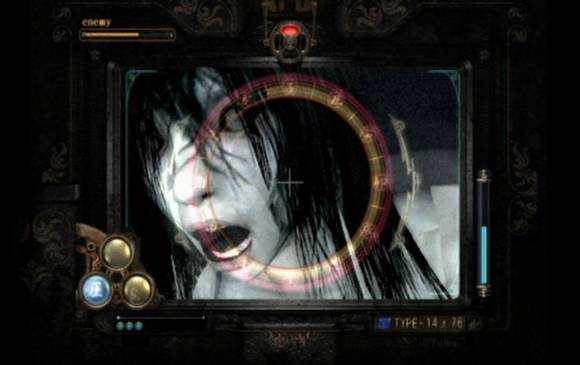 En Fatal Frame se controla a una chica que con una cámara mágica destruye a los espíritus malvados de una mansión japonesa. Foto: cortesía Tecmo.