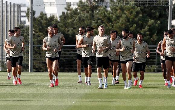 Aunque no podrá jugar, el capitán Sergio Ramos si viajará con el equipo a Inglaterra. FOTO TOMADA DE TWITTER @realmadrid