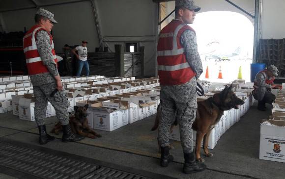 Las 30 toneladas de ayuda humanitaria corresponden a mil paquetes de alimentos, mil kits de aseo, 3.000 frazadas, 3.000 toldillos y 1.600 carpas tipo iglú. FOTO TOMADA DE TWITTER @FuerzaAereaCol