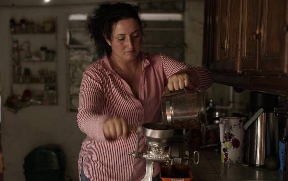 Daisy Tobón cumple su sueño de tener un café de exportación. Fue víctima, con su familia de los denominados falsos positivos y de desplazamiento. Hoy supera ese capítulo. FOTO cortesía URT