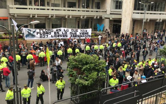 En las afueras del edificio de justicia ya hay manifestaciones a favor y en contra de Uribe. FOTO SERGIO CORREA