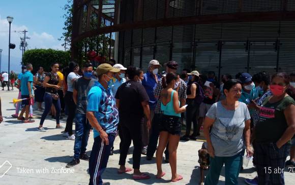 Manifestantes se agruparon en cercanías de la UVA La Libertad, en la comuna 8 de Medellín, para exigir ayuda. FOTO CORTESÍA