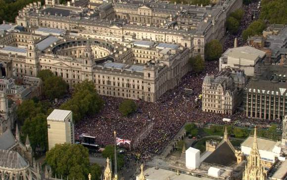 Decenas de miles de manifestantes piden en Londres un nuevo referéndum sobre el Brexit. FOTO AFP