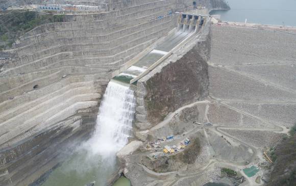 El vertedero continúa funcionando con normalidad. En Puerto Valdivia los bomberos explicaron que el nivel del agua había subido casi dos metros, hasta ayer. FOTO consorcio ccc ituango