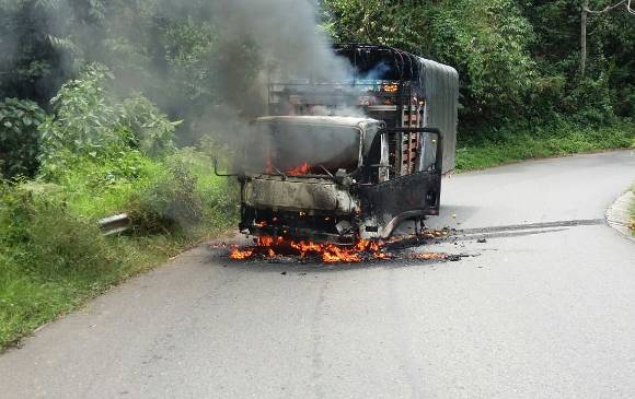 Este fue el camión que transportaba frutas, el cual fue quemado por los delincuentes en el municipio de Betulia. Foto cortesía.