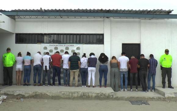 Los 16 capturados por la policía Atlántico. Foto: Cortesía.