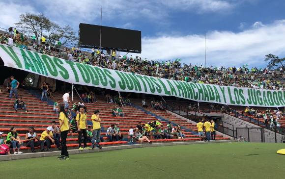 Poco a poco se fue llenando la tribuna Sur antes del entreno final de Nacional para enfrentar a Tolima. Este sábado, al Atanasio no le cabrá un alma. FOTO CORTESÍA ATLÉTICO NACIONAL