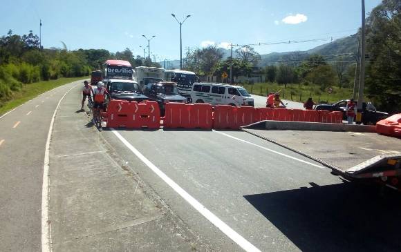 Los vehículos que venían del norte del departamento tuvieron que ser desviados. FOTO CORTESÍA