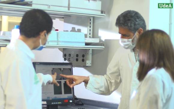Los investigadores en el laboratorio, que debe ser nivel 3 para que cumpla con los requerimientos de bioseguridad. FOTO cortesía u. de a.