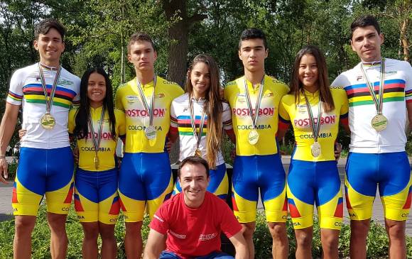 Los patinadores antioqueños y el técnico Iván Vargas, la cuota paisa en la Selección campeona. FOTO cortesía-fedepatin