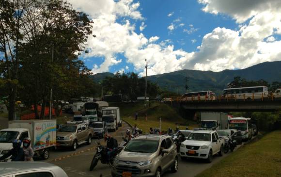 Al menos 40 minutos estuvo detenido el tráfico. FOTO: CORTESÍA CRUZ CORREA TABORDA