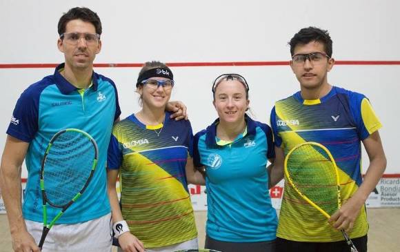 Catalina Peláez y Édgar Ramírez (de camiseta amarilla y azul), se coronaron campeones en duplas mixtas en Mar del Plata, vencieron a los argentinos. FOTO CORTESÍA-FEDESQUASH