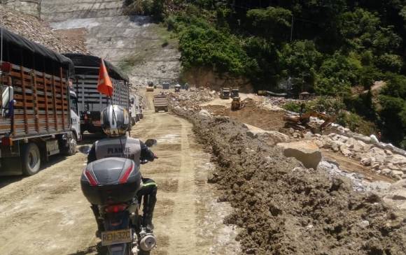 El paso de los camiones y del resto se hace lento y con horarios restringidos. FOTO CORTESÍA