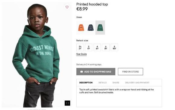 “El mono más cool de la jungla” es el mensaje que dice un buzo que modela un niño afroamericano y ha causado indignación en redes. FOTO: