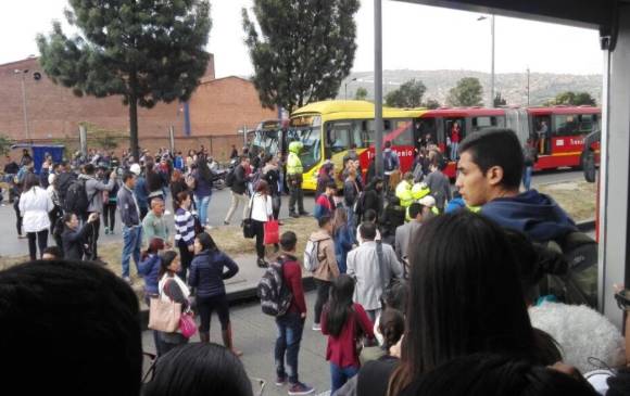 Manifestantes impidieron el paso de vehículos en esa importante vía, lo que generó congestión en gran parte de la capital. FOTO TWITTER