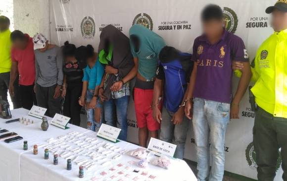 Presuntos integrantes del Clan del Golfo capturados en el Bajo Cauca antioqueño junto al material incautado. FOTO CORTESÍA POLICÍA ANTIOQUIA