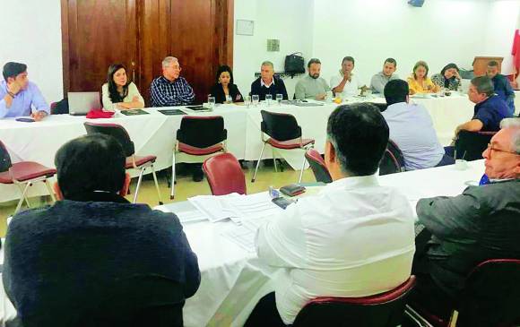El expresidente Álvaro Uribe Vélez llegó en horas de la tarde a la reunión, en la que hablaron con varios dirigentes de las estrategias para encarar las elecciones locales de este año. FOTO cortesía